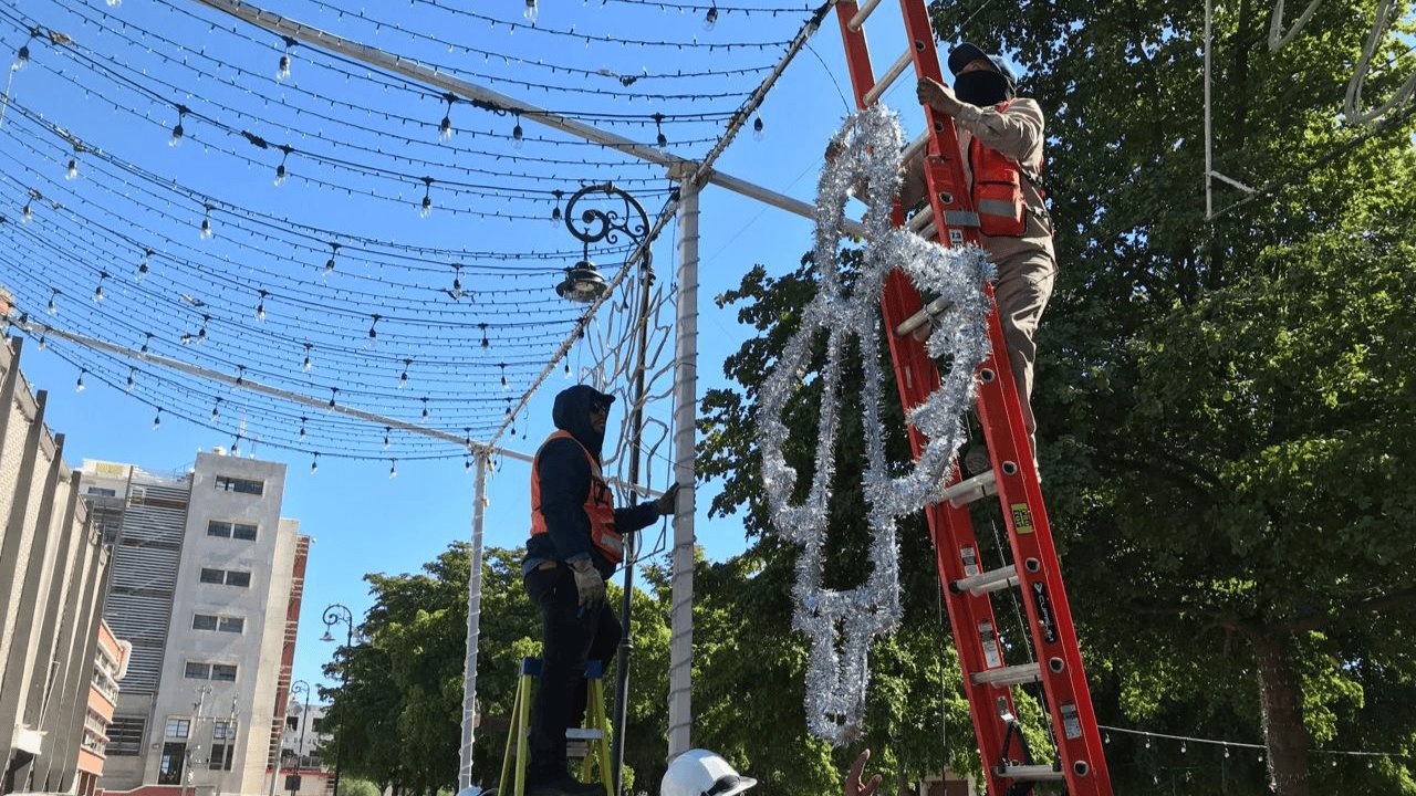 Inician con la instalación de adornos navideños en calles de Hermosillo