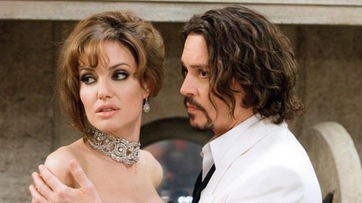 Johnny Depp consuela a Angelina Jolie