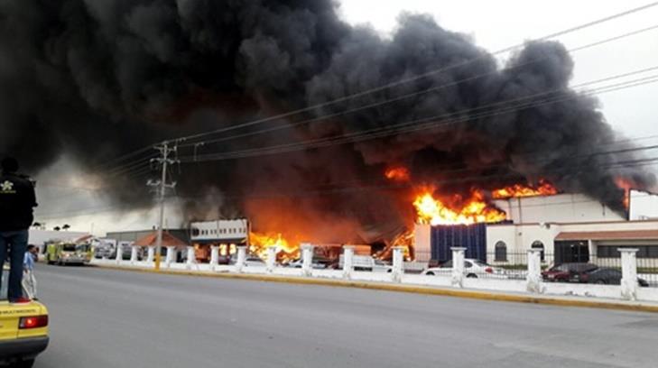 Empresa en Reynosa arde en llamas; reportan dos intoxicados