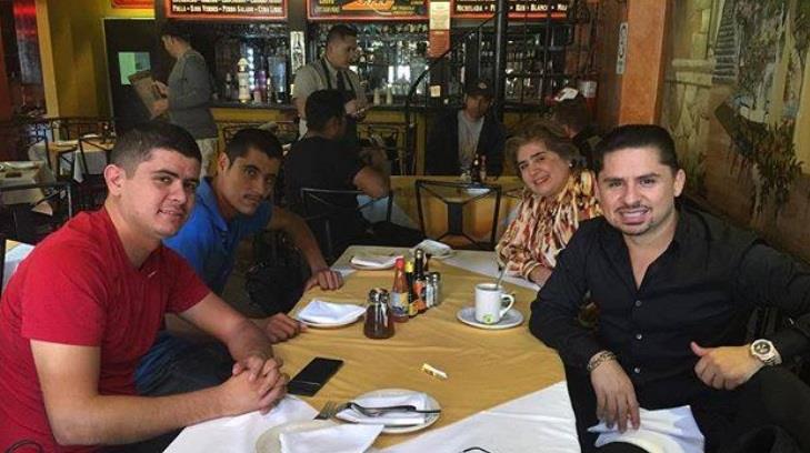 El cantante Larry Hernández se reunió con familia y amigos en Sonora
