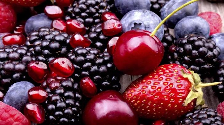 Afirman que consumo de frutas rojas y verduras reduce colesterol