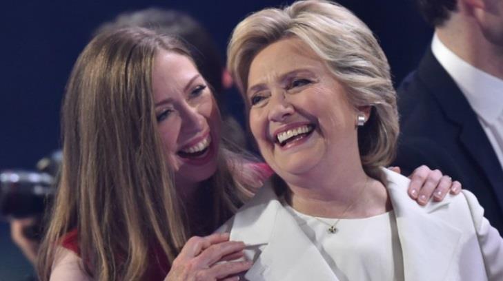 Felicita Chelsea Clinton a su madre Hillary por cumpleaños