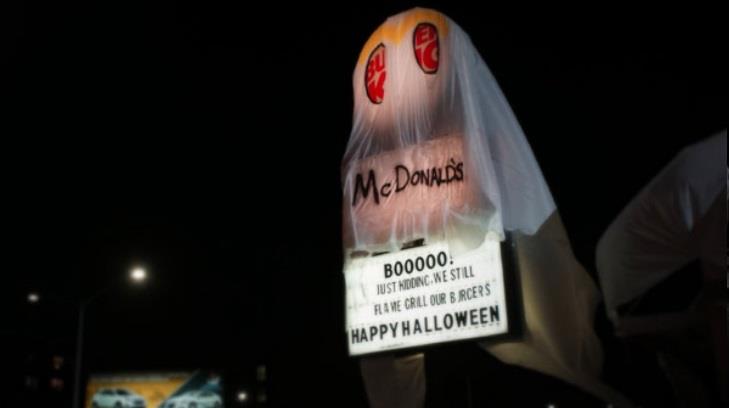 Empresa de hamburguesas se disfraza de su competencia para Halloween