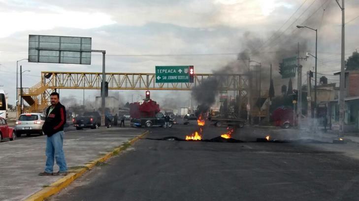 Enfrentamiento entre chupaductos y policías deja un muerto en Puebla