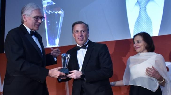 A Meade Kuribreña le dan premio en Miami como Líder Innovador del Año