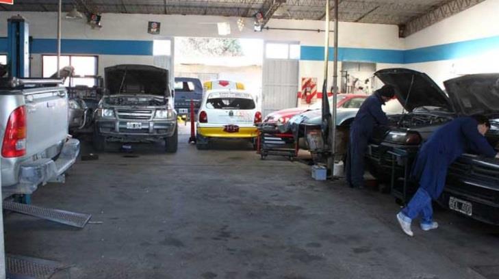 Recuperan dos carros robados en taller mecánico de El Sahuaro