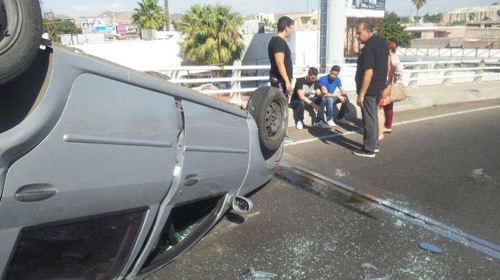 Choca y vuelca carro sobre puente de Bulevar Rodríguez y Luis Encinas