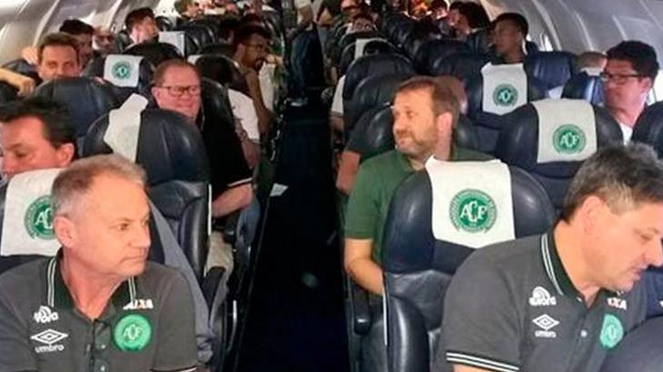 Avión que transportaba a equipo de futbol brasileño sufre accidente