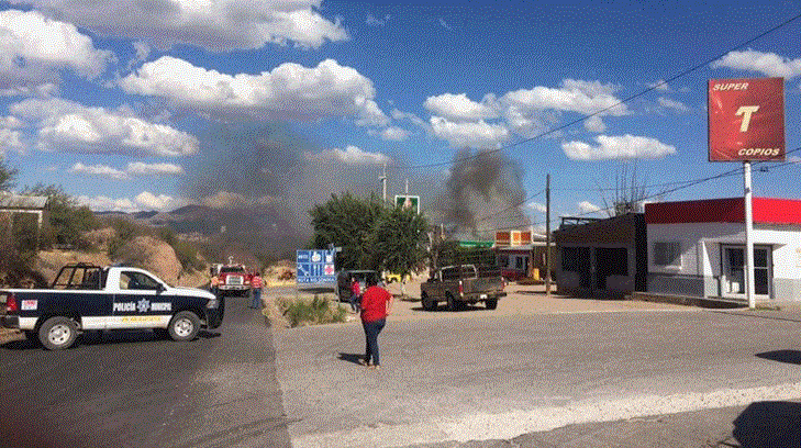 Auto se incendia mientras cargaba combustible en Arizpe, Sonora