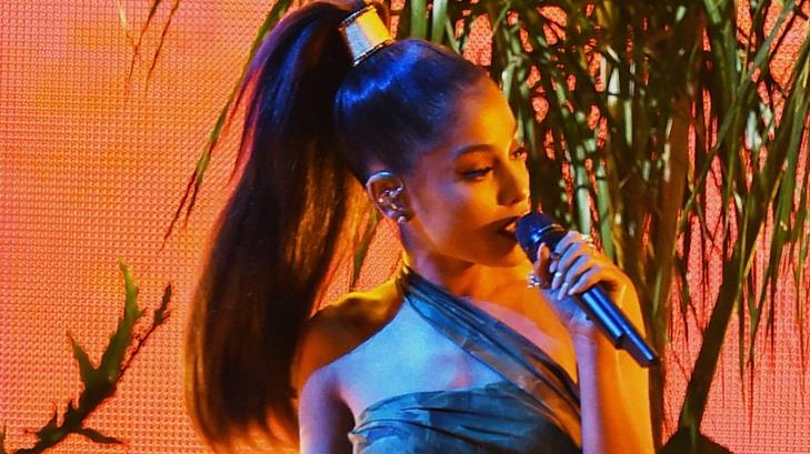 Ariana Grande, artista del año en los American Music Awards