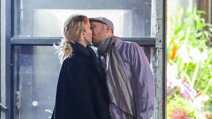 Paparazzean beso de Jennifer Lawrence y Darren Aronofsky