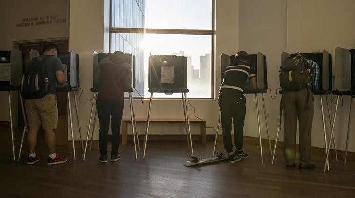 Primeros centros de votación cierran; sondeos dan leve ventaja a Hillary