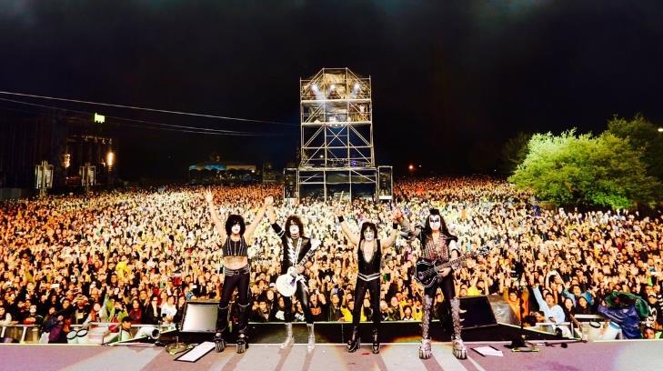 Kiss agradece a los 30 mil maniacos que asistieron a su concierto en Monterrey