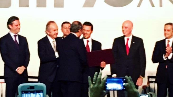 Peña Nieto premia a Felipe Calderón