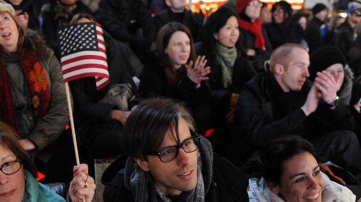 Neoyorquinos esperan resultados electorales en Times Square