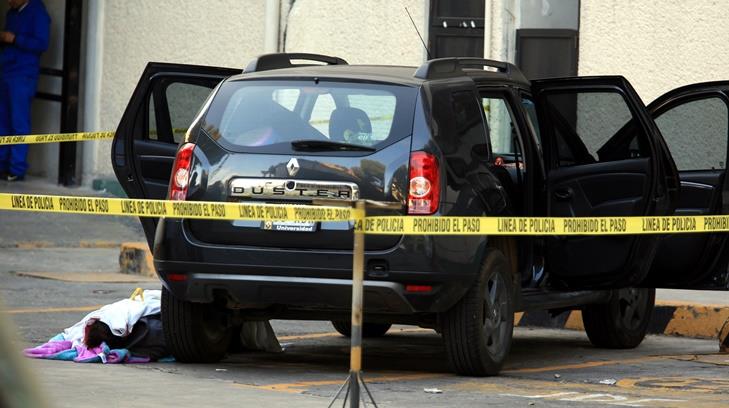 Matan a balazos a una mujer en el estacionamiento de una clínica en la CDMX