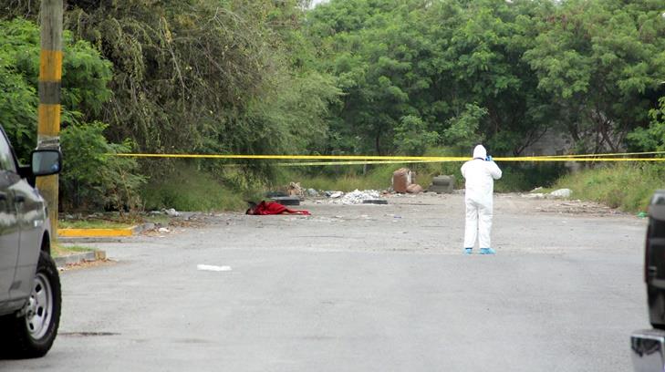 Hallan cadáver de mujer envuelto en una cobija en Nuevo León
