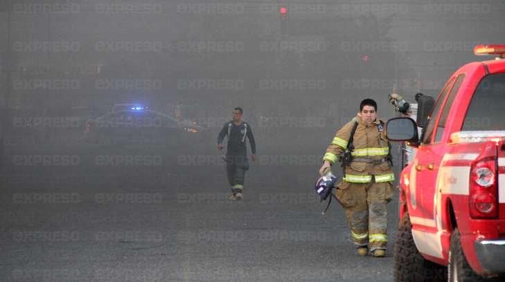 Incendio en el INE: un bombero intoxicado por humo y 13 vehículos quemados