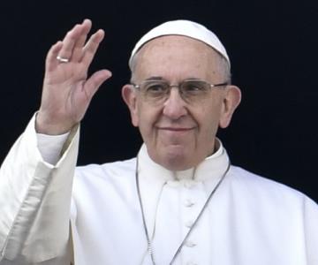 Papa Francisco regresa a su ventana del Vaticano tras operación