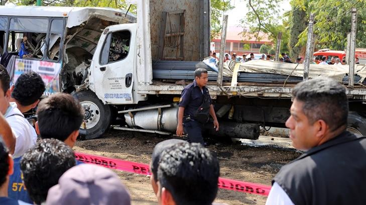 Choque y carambola deja 2 muertos y 32 heridos en Chiapas