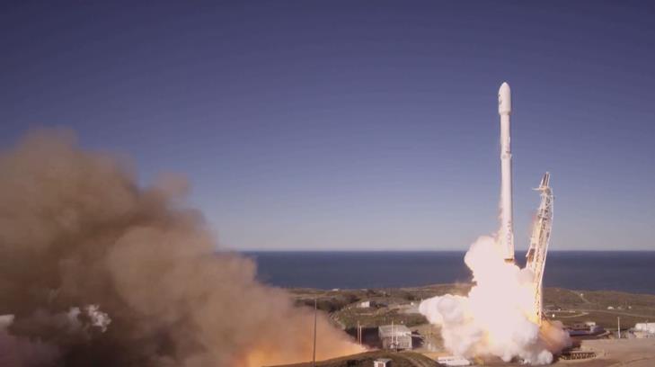 Lanzan con éxito cohete Falcon 9 con 10 satélites