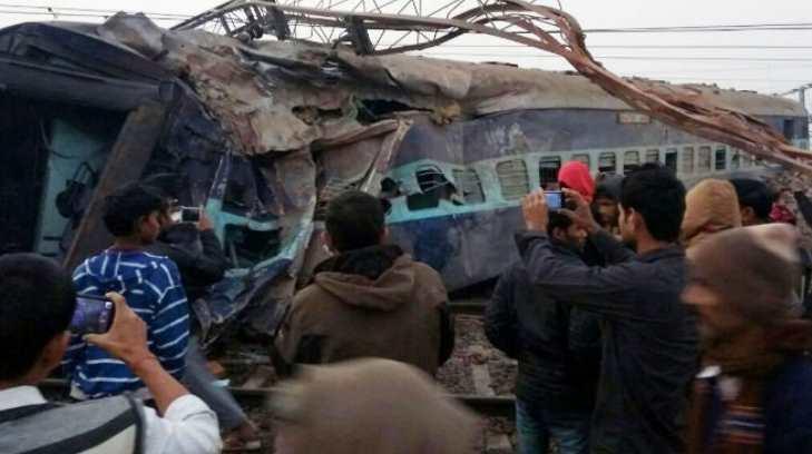 Deja 27 muertos accidente de tren en India