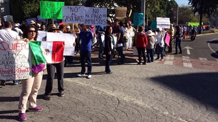 Manifestantes clausuran Palacio de Gobierno y Congreso en Guadalajara