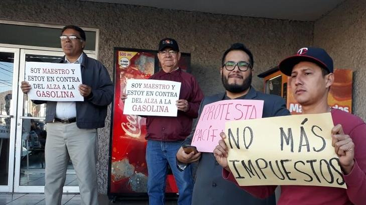 Ciudadanos bloquean el acceso de la Agencia Fiscal en Guaymas