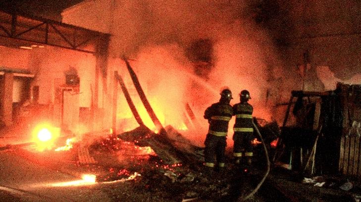 Incendio consume casa de madera en la col. Centro