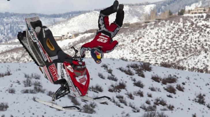 Daniel Bodin realiza doble mortal en una moto para la nieve