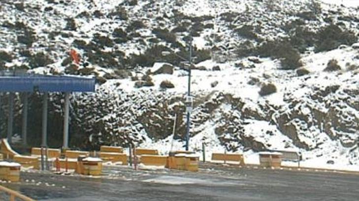 Retiran nieve en La Rumorosa y abren carretera libre