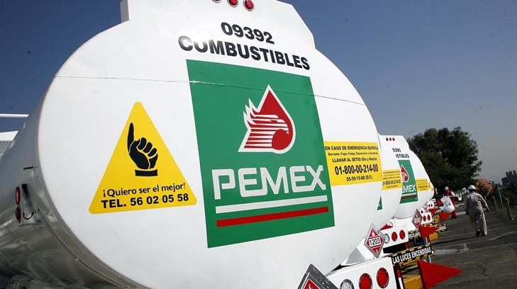 Pemex pide a manifestantes que los dejen entregar combustibles