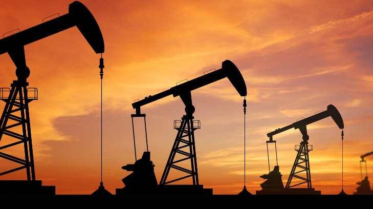 Menos recortes y previsiones de demanda le pegan al petróleo