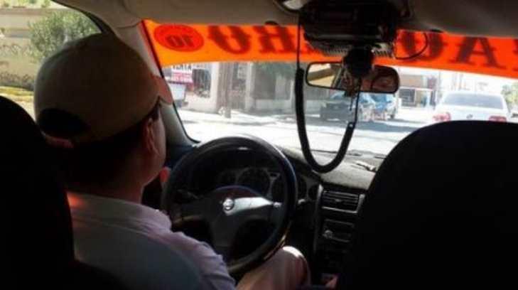 A punta de pistola pasajeros le bajan el dinero a taxista en El Mirador
