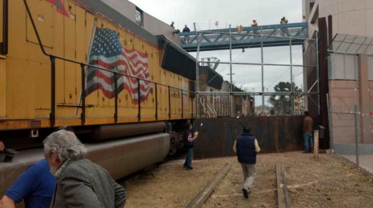 Máquina de tren derriba la puerta de ingreso ferroviario entre México y EU