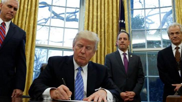 Trump firma orden ejecutiva para sacar a EU del TPP