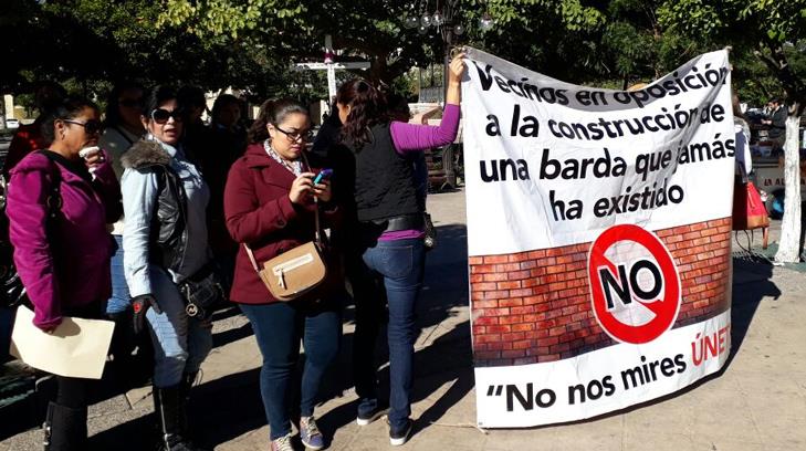 Vecinos de Urbi Villa del Rey protestan frente al Palacio