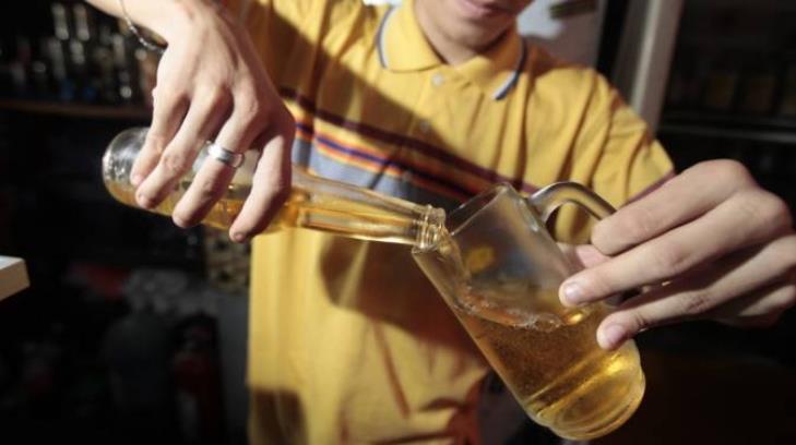 Crece consumo de alcohol entre menores y mujeres