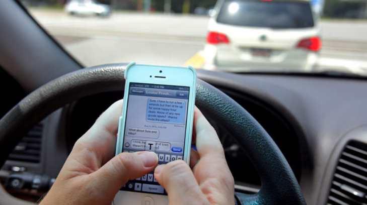 Tres años de cárcel a conductores que usen celular, aprueban diputados