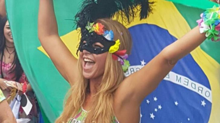 Le arman carnaval a Lucero en su llegada a Brasil