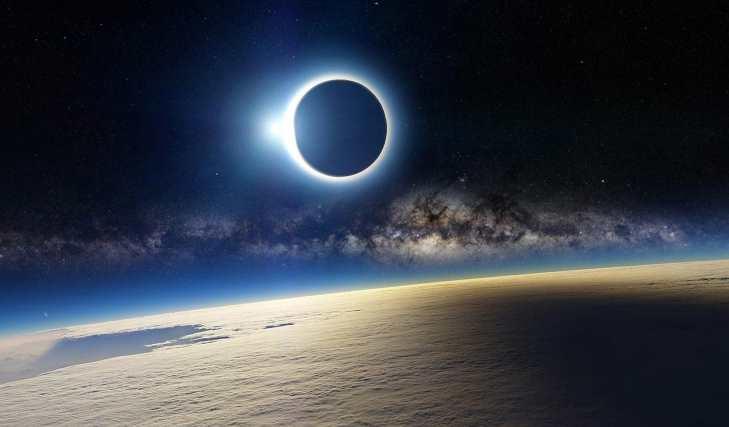 Eclipse y cometa coinciden durante fin de semana