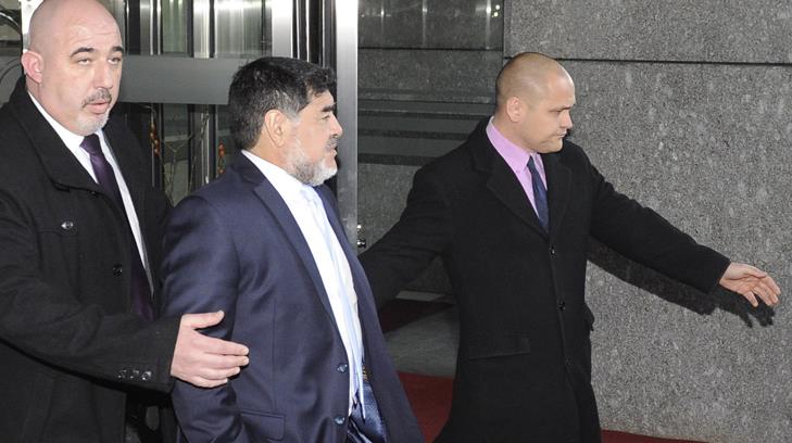 Le echan a la policía a Maradona por pelear con su novia
