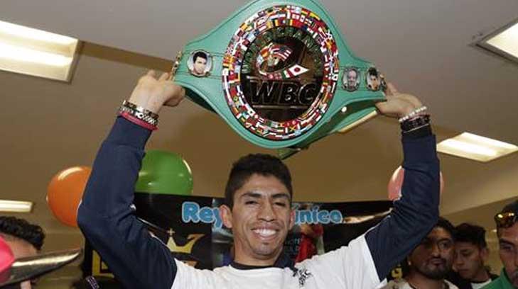 Mariachi y familia reciben al nuevo campeón supergallo Rey Vargas