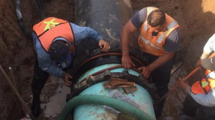Agua de Hermosillo repara tubería de 30 pulgadas  por Paseo Vado del Río