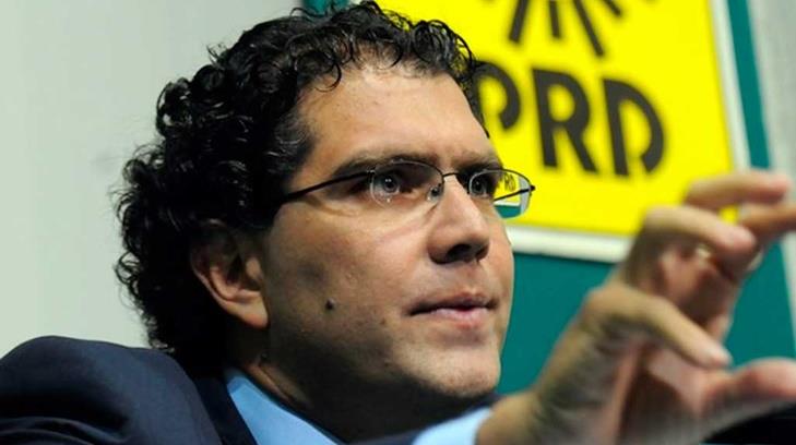 Armando Ríos Piter reuncia a las filas del PRD