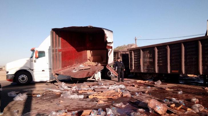 Tren parte en dos a camión de carga en Caborca; accidente desata la rapiña