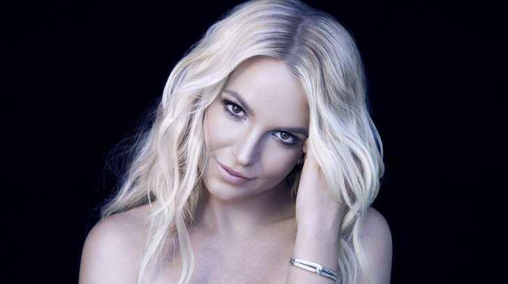 Britney Spears pide consejo de moda a sus fans
