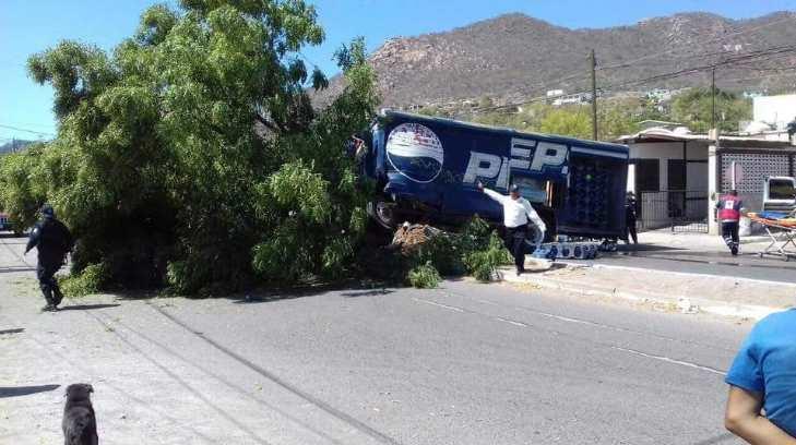 Camión repartidor de refrescos se queda sin frenos en Guaymas; dos trabajadores resultan lesionados