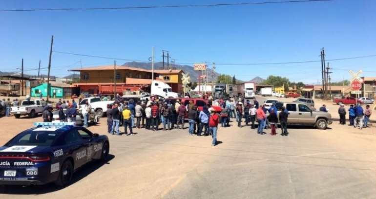 Integrantes de la Sección 65 bloquearon las vías del tren en Cananea