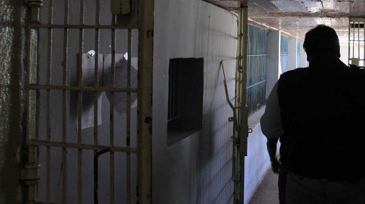 Acusan a 6 celadores del penal de Apodaca de abusar de un reo